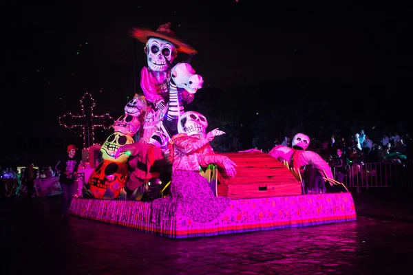 AGUASCALIENTES, MEXICO, NOV 02: Figures of skeletons on a carniv — Stock Photo, Image