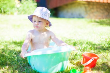 küçük kız su çim ile oynama