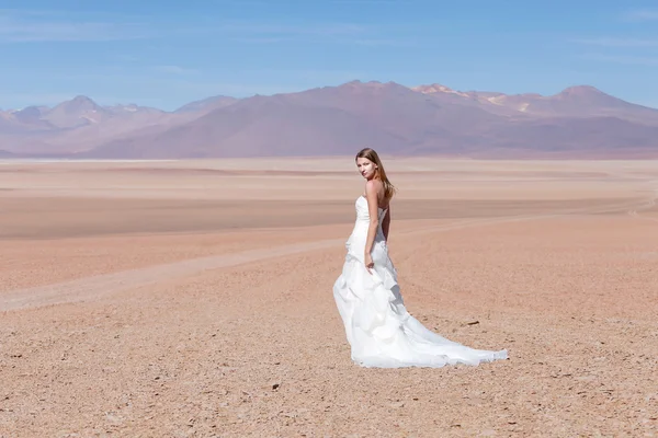 La novia en el desierto en una meseta Altiplano, Bolivia —  Fotos de Stock