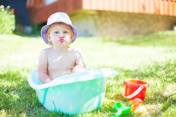 küçük kız su çim ile oynama