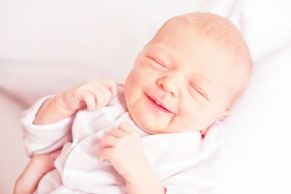 Kız bebek beyaz battaniye altında — Stok fotoğraf