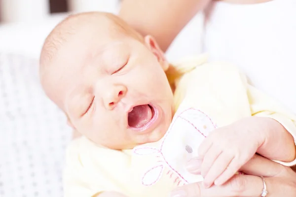 Kız bebek beyaz battaniye altında — Stok fotoğraf