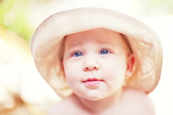 Un petit enfant dans un chapeau sur la nature — Photo