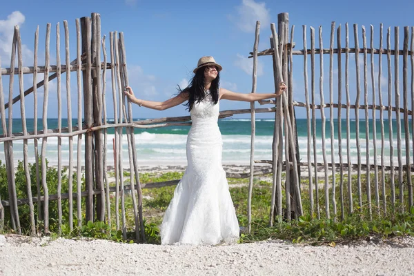 Hermosa novia posando en la costa — Foto de Stock