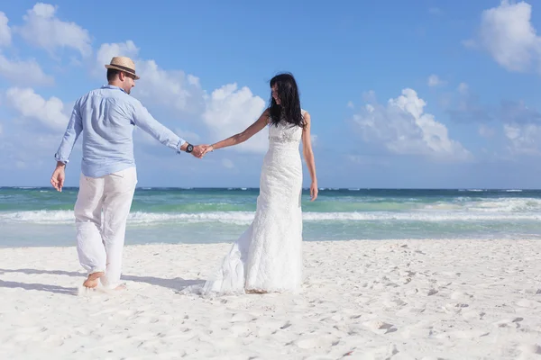 Beau couple sur la plage en robe de mariée — Photo