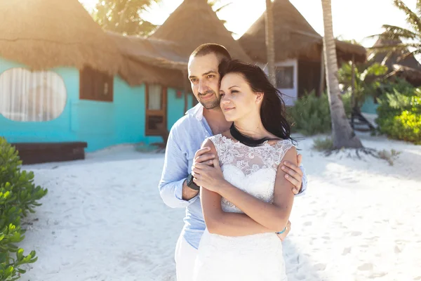 Das frisch verheiratete Paar steht am Strand — Stockfoto