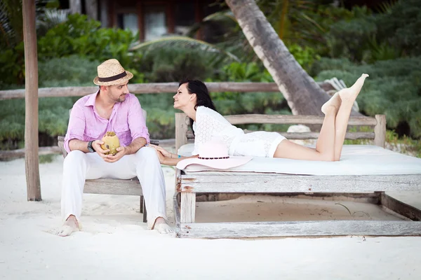 Paar ontspannen op het strand — Stockfoto