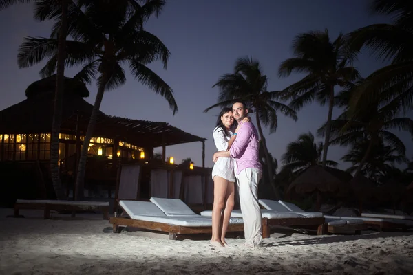 Een paar op het strand. — Stockfoto