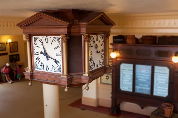 tren istasyonunda eski saat