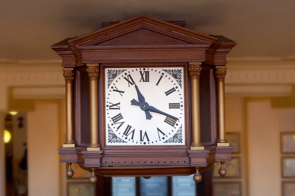 Vecchio orologio alla stazione ferroviaria — Foto Stock