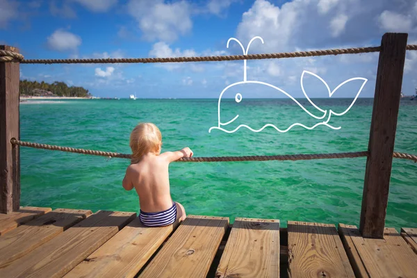 Ребенок мечтает на морском пляже — стоковое фото
