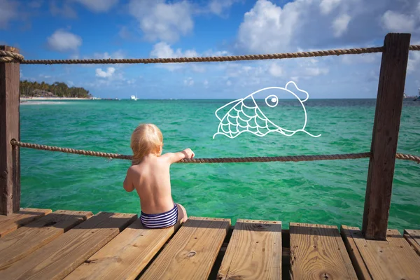 The child dreams on a sea beach — Stock Photo, Image