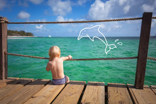 Het kind dromen op een strand — Stockfoto