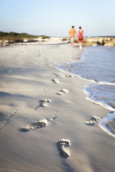 Empreintes de pas du couple marchant sur la plage — Photo