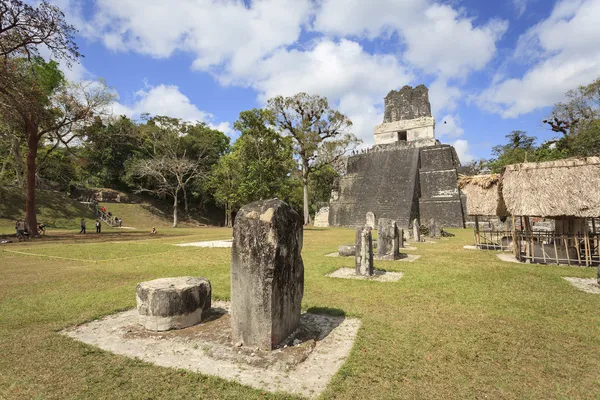 Maya piramit içinde tikal, guatemala — Stok fotoğraf