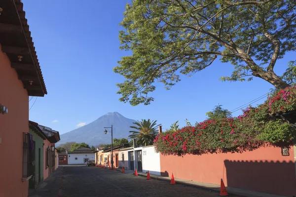 Колоніальний будинків в Антигуа, Гватемала — стокове фото