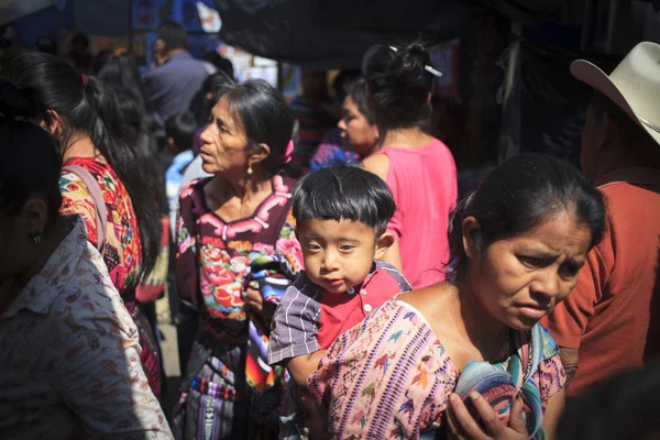 CHICHICASTENANGO, GUATEMALA - MARÇO 24: As pessoas desconhecidas no th — Fotografia de Stock