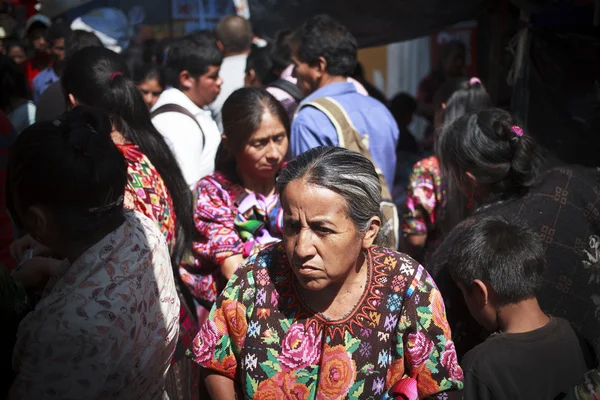 CHICHICASTENANGO, GUATEMALA - MARÇO 24: As pessoas desconhecidas no th — Fotografia de Stock