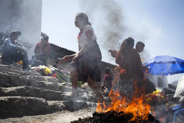 CHICHICASTENANGO, GUATEMALA - MARCH 24: The unknown people on th — Stock Photo, Image