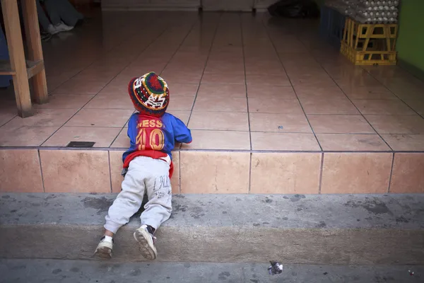 CHICHICASTENANGO, GUATEMALA - 24 DE MARZO: El niño desconocido en la m —  Fotos de Stock