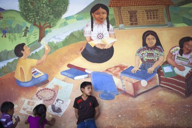 chichicastenango, guatemala - 24 Mart: bilinmeyen çocuk içinde