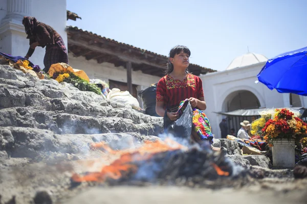 CHICHICASTENANGO, GUATEMALA - MARCH 24: The unknown girl on the — Stock Photo, Image