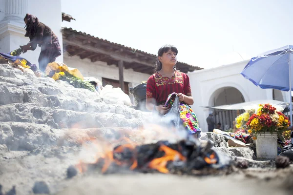 CHICHICASTENANGO, GUATEMALA - MARCH 24: The unknown girl in the — Stock Photo, Image