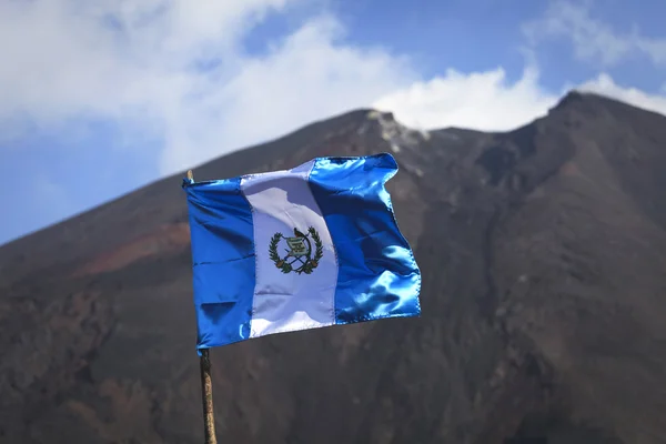 Bandera contra un volcán Pacaya en Guatemala, América Central —  Fotos de Stock