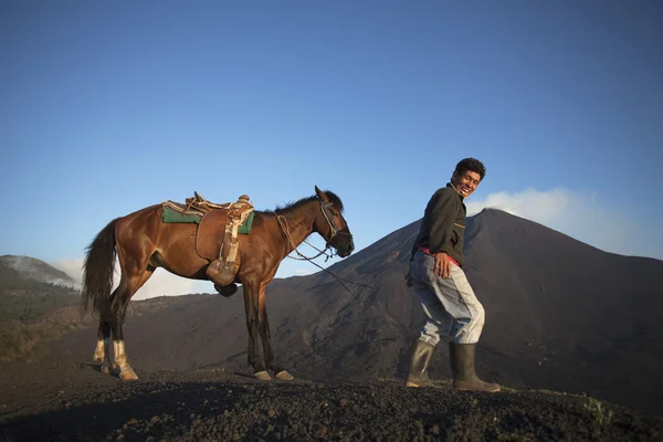 VULCANO PACAYA, GUATEMALA - 14 MARZO: Uomini sconosciuti con un cavallo — Foto Stock