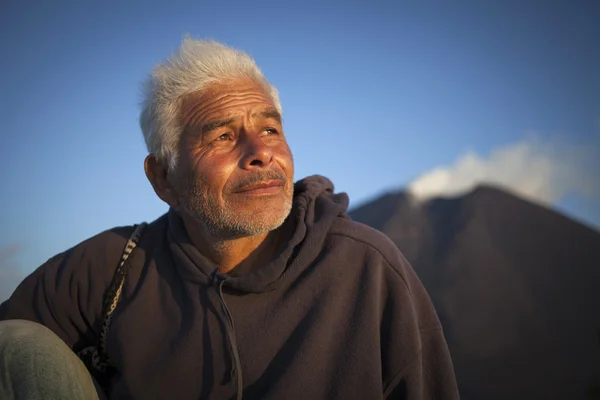 VULCANO PACAYA, GUATEMALA - MARCH 14: Unknown guatemalan men on — Stock Photo, Image