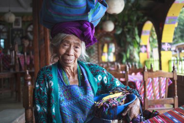 panajachel, guatemala - Nisan 05: etnik traditiona yaşlı kadın