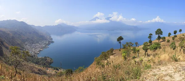 Vista panorâmica do Lago Atitlan, Vulcões Toliman e San Pedro , — Fotografia de Stock