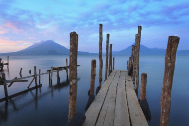 sunrise: guatemala atitlan gölde iskelede