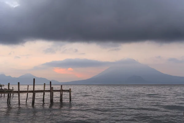 Muelle en el Lago Atitlán en Guatemala al amanecer — Foto de Stock