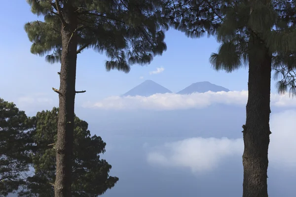 Вид вулканов Толиман и Сан-Педро, Гватемала — стоковое фото