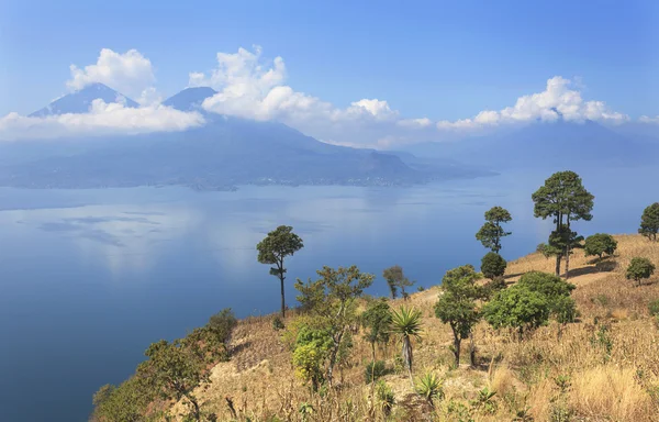 Вид на озеро Атитлан, вулканы Толиман и Сан-Педро, Гуатемала — стоковое фото