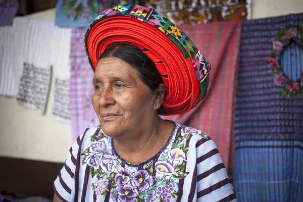 SANTIAGO ATITLAN, GUATEMALA - 24 MARS : Vieille femme dans un commerce ethnique — Photo