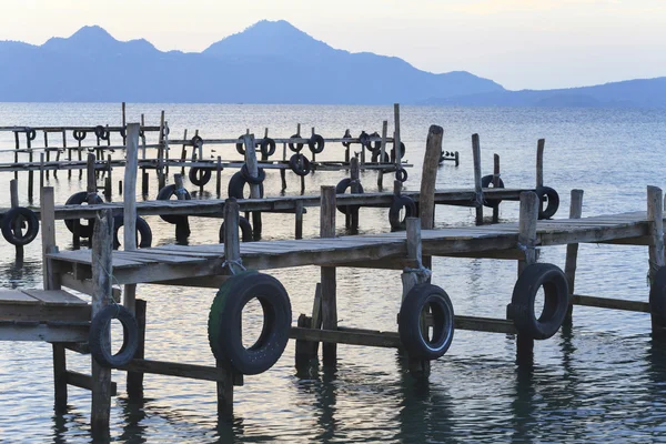 A tavon atitlan, guatemala napkeltekor Pier — Stock Fotó