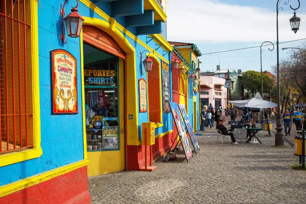 BUENOS AIRES 01 DE MAYO: Colorida calle Caminito en La Boca, Bu —  Fotos de Stock