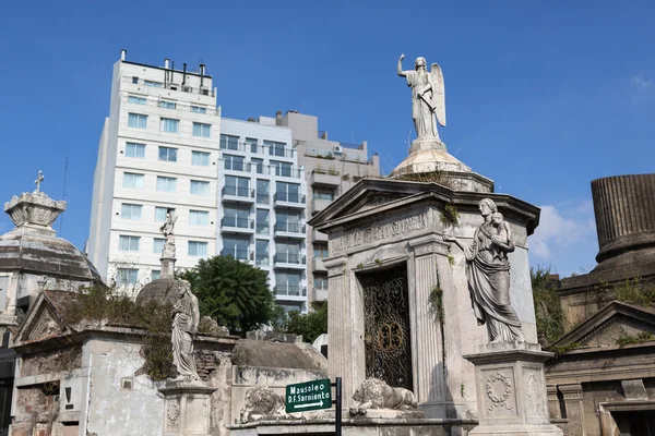 レコレータ, ブエノスアイレス, アルゼンチンの墓地の彫刻します。 — ストック写真