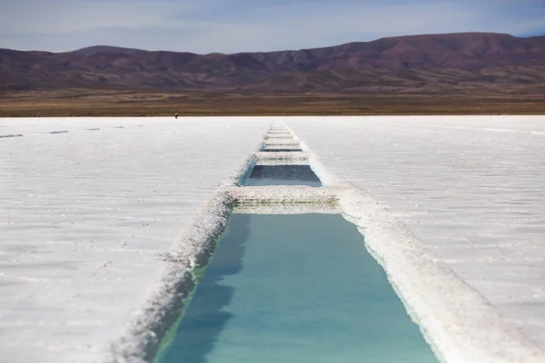 Басейн з водою на Салінас grandes солончаків у провінції jujuy, — стокове фото