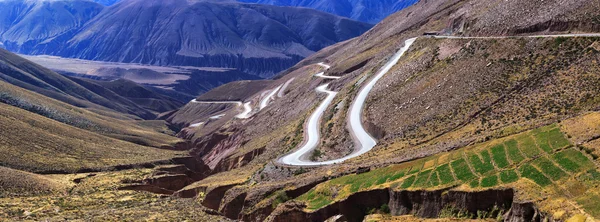 Δρόμος στο χρωματιστό βουνό σε Σούκρε, jujuy Αργεντινή — Φωτογραφία Αρχείου