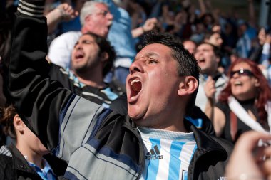 buenos aires, Arjantin - 13 Temmuz 2014: futbol taraftarları Viyadükler üzerinde