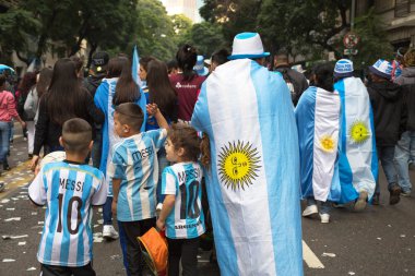 buenos aires, Arjantin - 13 Temmuz 2014: futbol taraftarları Viyadükler üzerinde