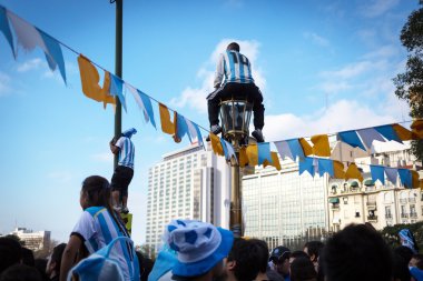 buenos aires, Arjantin - 13 Temmuz 2014: futbol taraftarları Viyadükler üzerinde