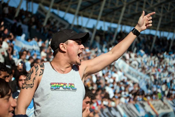 BUENOS AIRES, ARGENTINE - 13 JUILLET 2014 : Les fans de football sur le monstre — Photo