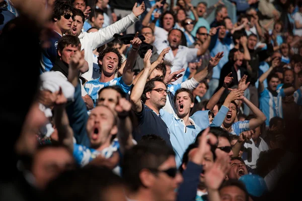 Buenos aires, argentina - 13 července 2014: fotbaloví fanoušci na ulici — Stock fotografie