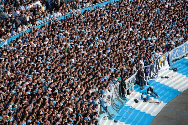 BUENOS AIRES, ARGENTINE - 13 JUILLET 2014 : Les fans de football sur le monstre — Photo