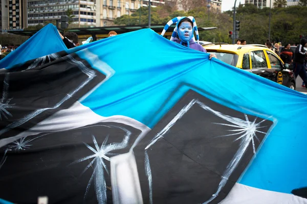 Buenos aires, argentina - 13 července 2014: fotbaloví fanoušci na ulici — Stock fotografie