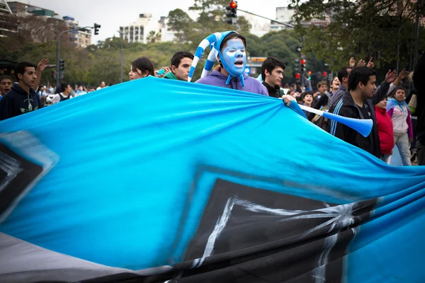 布宜诺斯艾利斯，阿根廷-2014 年 7 月 13 日： 足球球迷们在街上 — 图库照片